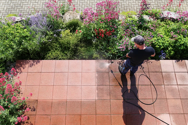 CLEANING THE GARDEN: IT’S EASIER AND QUICKER WITH A PRESSURE WASHER