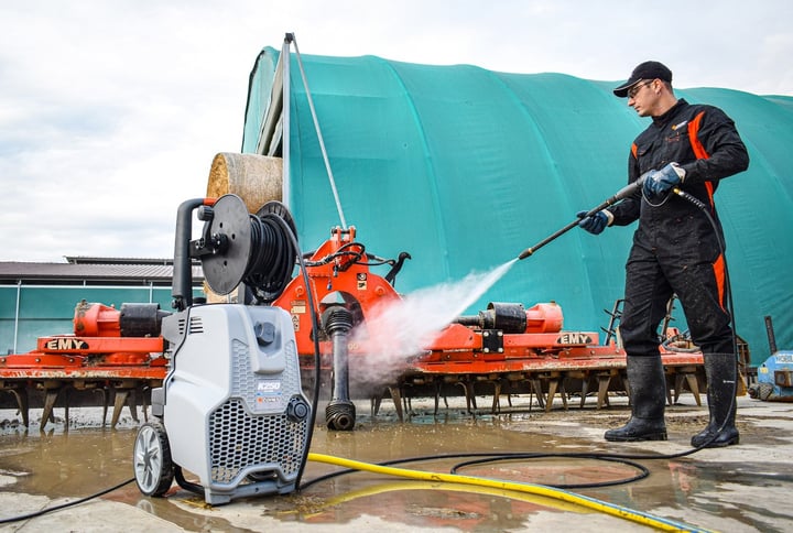 PROFESSIONAL COLD-WATER PRESSURE WASHERS: WATCH OUR VIDEOS AND LEARN ABOUT PERFORMANCE