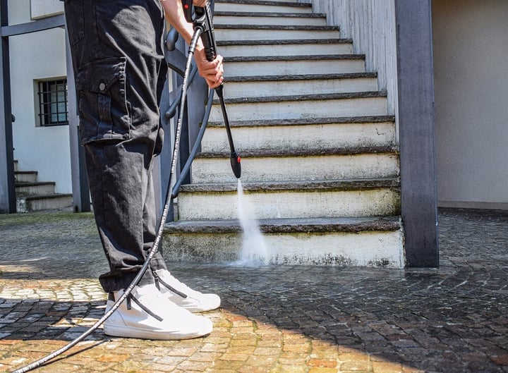 CLEANING OUTDOOR SPACES IN WINTER: ALL THE USEFUL TOOLS