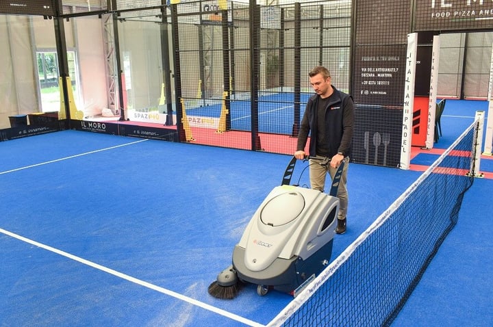 COMET COURT: THE SWEEPER FOR PADEL COURTS