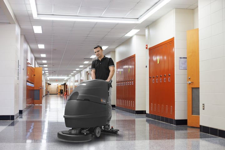 SCUOLE: PAVIMENTI PULITI E SANIFICATI CON LAVASCIUGA E SPAZZATRICI